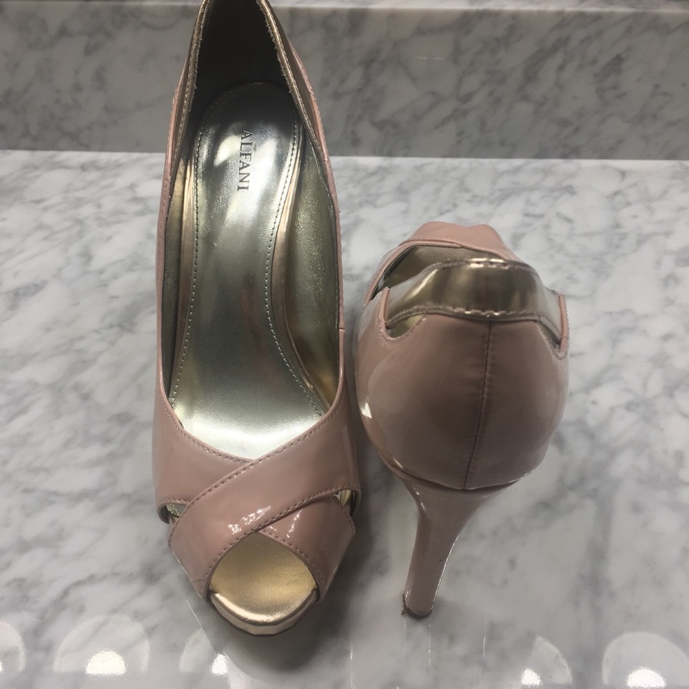 🌸🌟Pink and Gold Peeptoe Heel!